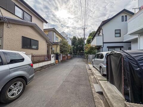 南側約5.0m公道、アスファルト舗装の前面道路含む現地外観写真となります。