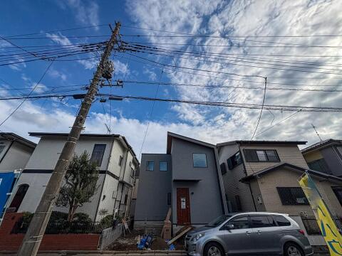 建物を背にしたときの風景となっております。前面道路は約5mで正面の建物は2階建ての為、心地の良い日当たりは長い時間この物件を照らします。