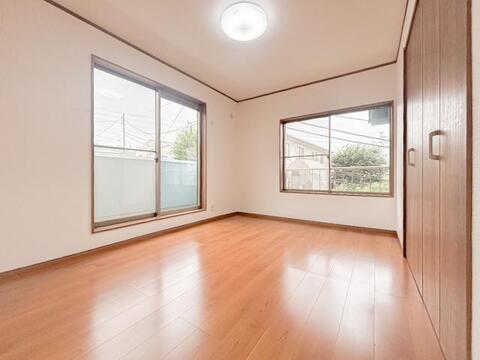 ゆとりある広さの居室は、家具の配置がしやすく使い勝手の良い空間です。採光も良好で、生活スタイルに合わせて自由にレイアウトできます。
