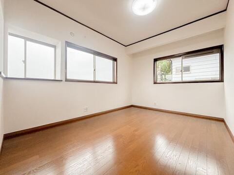 広さと収納力を兼ね備えた使いやすい洋室。家具の配置の自由度が高く、子供部屋や書斎としても活用しやすい汎用性の高い空間が魅力です。
