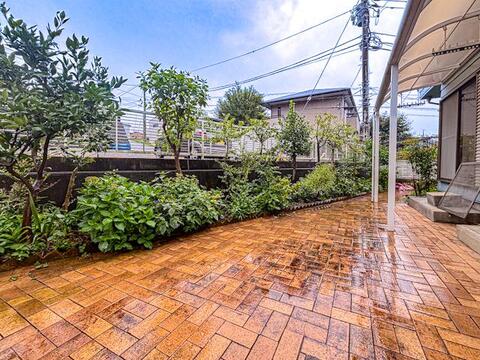 広々とした庭スペースは、お子様が遊ぶ場所や家庭菜園など多目的に活用できます。屋外での時間が豊かになる、戸建てならではの魅力的なスペースです。