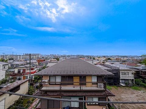 眺望の良いバルコニーは、開放感ある屋外スペースとして日常に彩りを添えます。採光も良好で洗濯物が乾きやすく、快適な住まいをサポートします。