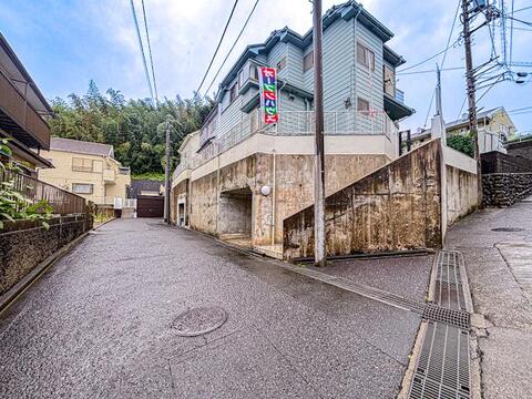 駐車スペースをしっかりと確保した使いやすい外構設計。ゆとりある敷地に建てられた外観は、住まいとしての機能性と清潔感を兼ね備えた快適な生活環境を実現しています。