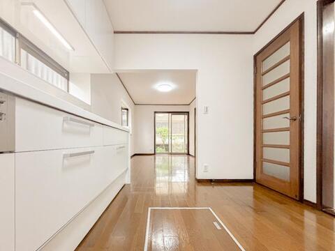 大きな窓を設けた採光重視のリビング。陽光が降り注ぐ明るい空間は、家族が一日中快適に過ごせる居心地の良い場所です。光に満ちた豊かな暮らしをお届けします。