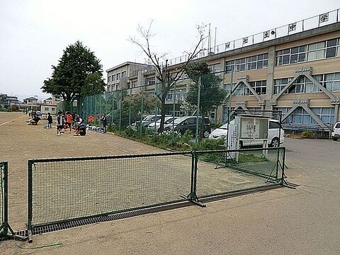 日野市立七生中学校まで1269m
