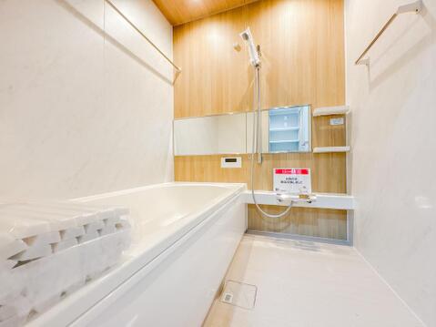 一日の疲れを癒してくれる場所ですので、空間自体も落ち着きのあるカラーで纏めて、全体的にゆったりとした雰囲気を演出しております。お子様と一緒に入浴頂ける十分な広さもございます。