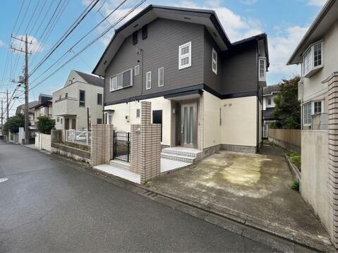 その邸が魅せる、気品・上質・重厚感・極細やかさ、そのすべては訪れた者に安らぎと品性を与える特別な空間です。ここに住むからこそ意味がある。すべての(始まり)をここから迎えます。
