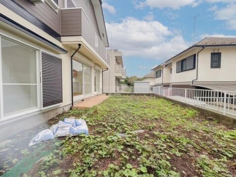 ここに住まわれる人にだけに許された専用のお庭、めまぐるしく過ぎ行く日々の中でゆったりとした休息と癒しを提供してくれる空の下のプライベート空間があります。