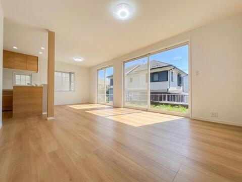 空気感という居心地の良いBGMは、暮らしのステージを彩り、心からのやすらぎと満足感を与えてくれます。通風と採光を考慮したリビングは地域の鼓動を感じながらお寛ぎ頂くことが可能です。