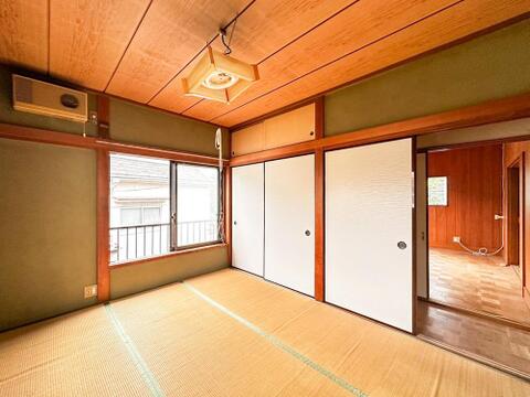 陽光が差し込む和室は、お子様の遊び場や家族のくつろぎの場に最適です。豊富な収納で空間もすっきり、多目的に活用できます。