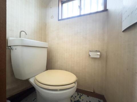 明るい窓から光が差し込む、清潔感あふれるトイレ。手洗い器付きで節水にも配慮されており、家族みんなが快適に利用できます。