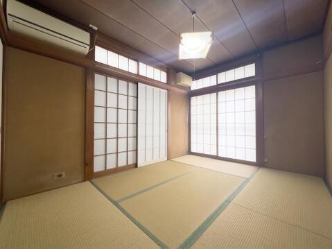 畳の素材であるイ草は、断熱性・保温性に優れ、湿気を吸収してくれます。さらに森林の香りの源といわれる成分フィトンチッドが含まれているので、室内にいながら森林浴の効果を得られます。