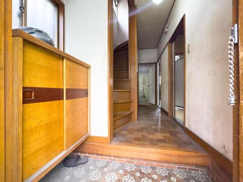 家族の「ただいま」と「いってきます」を見守る玄関。豊富な収納と、奥に続く明るい廊下、階段が、毎日の生活を心地よく彩ります。