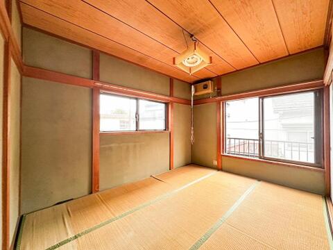 木の温もりと畳の香りが心地よい和室は、お子様の遊び場や家族のくつろぎの場に最適。窓から光が差し込む明るい空間です。