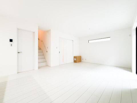 清潔感あふれる白い空間は、光と風を採り入れ、家族の毎日を明るく彩ります。広々としたフロアで、お子様ものびのびと過ごせるでしょう。