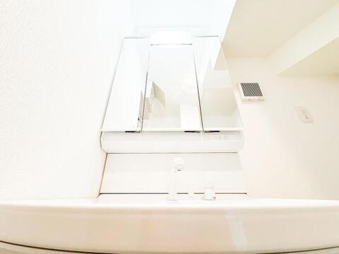 広々とした洗面台は、お子様との朝の準備もゆったりと。三面鏡収納で、毎日使うアイテムも整理整頓しやすく、清潔感を保てます。