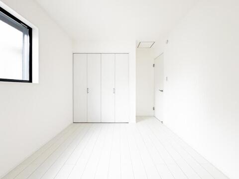 陽光が差し込む明るい室内は、お子様の成長に合わせて様々に活用できるシンプルな空間です。豊富な収納で、いつでもすっきりと片付きます。