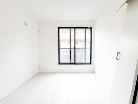 陽光が降り注ぐ明るい洋室は、お子様の成長に合わせて子供部屋や書斎など、多目的に活用できる空間です。清潔感あふれる白い内装が、家族の暮らしを豊かに彩ります。