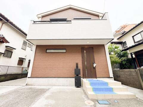 白とブラウンのコントラストが美しい、モダンな外観デザイン。広々としたアプローチは、家族の毎日を明るく迎える家の顔です。ご家族の新しい物語がここから始まります。