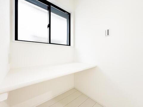 窓から光が差し込む明るいスタディースペース。お子様の学習や趣味の作業に集中できる、家族それぞれの「自分時間」を大切にできる空間です。