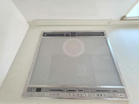 キッチンには3口IHクッキングヒーターを備え、複数の調理を同時に進めやすい設備です。火を使わずお手入れもしやすいフラットな天板で、毎日の料理や片付けを快適にサポートしてくれます。