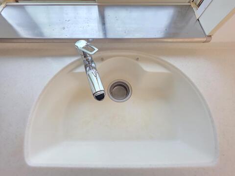 キッチンには広々としたシンクを備え、食材や大きな調理器具も洗いやすい設計です。窓の前に配置されているため手元に自然光を取り込みやすく、毎日の調理や後片付けを気持ちよく進められる水回りです。