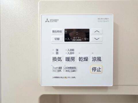浴室には換気・暖房・乾燥・涼風機能を備えた浴室換気乾燥暖房機を設置しています。天候や時間帯を気にせず洗濯物を乾かしやすく、入浴前の暖房など季節に合わせて快適に使える便利な設備です。