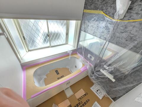 新規交換された浴室は、大きな窓から光を取り込める明るい空間です。ゆったりとした浴槽で一日の疲れを癒やせます。落ち着いた壁面パネルを採用し、清潔感のある快適なバスタイムを楽しめる浴室に仕上がっています。