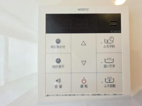 追い炊き機能付きのお風呂で、家族の入浴時間が異なってもいつでも温かいお湯に入れます。冷めたお湯を温め直せるため、毎日のバスタイムが快適で、家族全員がリラックスできる住まいです。