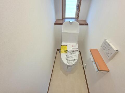 新規交換されたトイレは、温水洗浄機能を備えた使いやすい設備です。窓から自然光を取り込みやすく、換気にも配慮されています。手すりも備え、毎日快適に利用できる清潔感のある空間に仕上がっています。