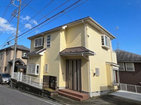 落ち着いた佇まいが印象的な中古戸建です。全居室2面採光を確保した4LDK+WICの間取りで、室内には心地よい光と風が入ります。2026年9月にリフォームが完了し、水回り設備も新しく整えられています。