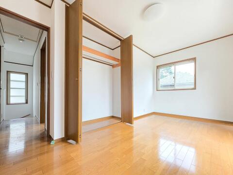 大きなクローゼットを備え、衣類や季節物をすっきり収納できる洋室です。窓から自然光が差し込み、明るく心地よい空間を演出します。家具を配置しやすい間取りで、寝室や子ども部屋など幅広く活用できます。