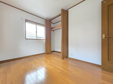 収納力のあるクローゼットを備えた洋室です。室内をすっきり保ちやすく、ベッドやデスクなどの家具も配置しやすい空間です。窓から自然光を取り込み、寝室や子ども部屋、書斎など暮らしに合わせて活用できます。