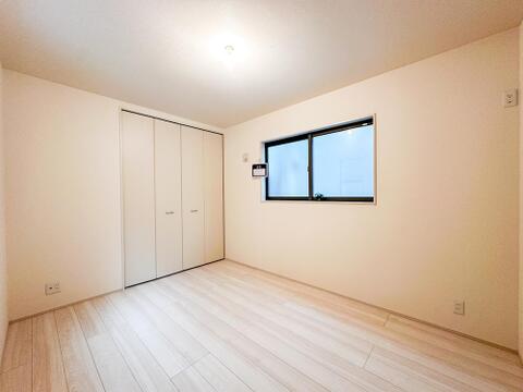 「多目的に使える6.5帖のストレージルーム」居室としても十分な広さがあり、テレワーク部屋や趣味の部屋、子供部屋としても活用可能。大型クローゼット完備で衣類や日用品もすっきり収納できます。