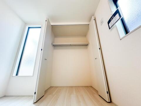 折れ戸タイプで開口部が広く、奥の荷物も一目で見渡せる使い勝手の良いクローゼット。洋服から大型の荷物までスッキリ収まるため、お部屋に無駄な家具を置かずに生活スペースをゆったり確保できます。