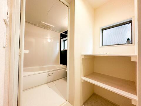 「洗面室と分離された独立脱衣室」スライドドアで仕切れるため、ご家族の入浴中も気兼ねなく洗面台を使えます。タオルや着替え、洗面用品を整理整頓できる便利な可動棚付きで、空間を有効に活用できます。