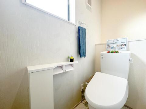 さりげない柄が映える上品なアクセントクロスを採用した快適空間。小物を飾れるカウンター棚や便利なダブルトイレットペーパーホルダーを完備。1階・2階の2箇所にトイレを備えた便利な間取りです。