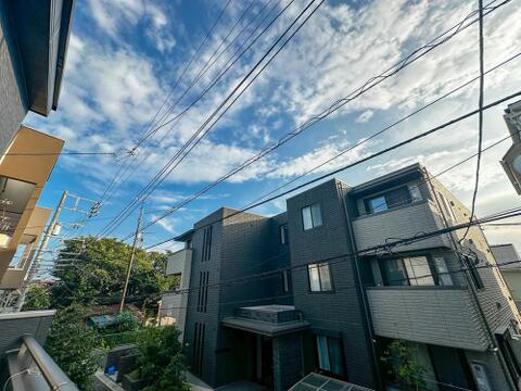 大きな青空と穏やかな街並みが広がるバルコニーからの眺望。前面が開けているため陽光や爽やかな風がしっかり届きます。静かで落ち着いた周辺環境で、毎日の暮らしにゆとりと癒やしをもたらす心地よいロケーションで