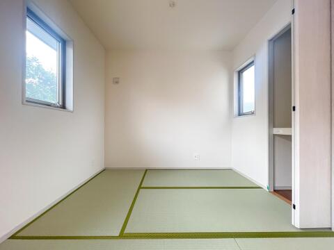 2面採光で明るく爽やかな和室。客間や子どもの遊び場、リラックス空間として多用途に重宝します。