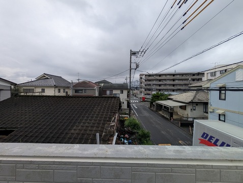 (2026年9月17日撮影)圧迫感の高層物がなく、風通りの良いバルコニーです。