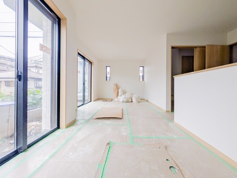 (2026年9月17日撮影)大きな窓から差し込む光が、部屋全体を明るく照らします。家族皆が自然と集まる心地よいリビングです。