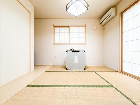 趣ある和室は、畳の香りとやわらかな空気が心を落ち着かせてくれる空間です。来客時のゲストルームとしても、家族のくつろぎの場としても活用できます。