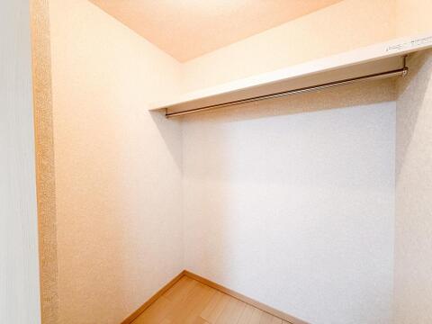 大型のウォークインクローゼットは、衣類から大型荷物までたっぷり収納できます。居室がすっきりと保てるため、日々の生活がより快適で使いやすくなっています。