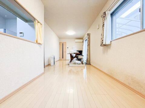 大きな窓を設けた採光重視のリビング。陽光が降り注ぐ明るい空間は、家族が一日中快適に過ごせる居心地の良い場所です。光に満ちた豊かな暮らしをお届けします。
