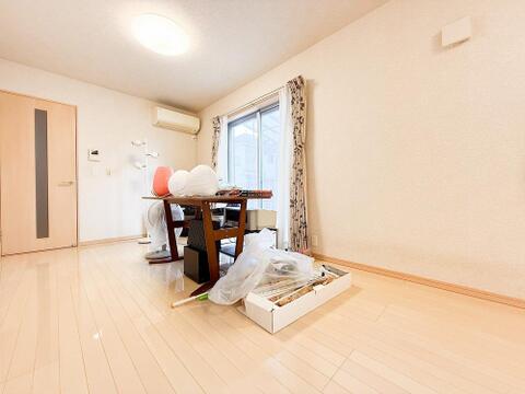 陽光あふれる広々リビングは、家族が集い笑顔が自然と生まれる温かい場所。心穏やかな時間がゆっくりと流れ、日々の暮らしがより豊かに彩られる、そんな快適な空間がここにあります。