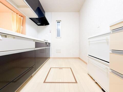 対面式システムキッチンは、開放感があり、会話をしながら料理ができる贅沢な空間。ゆとりのある広さが使い勝手を高め、豊富な収納があるため、調理器具や食材もすっきり整理。毎日のキッチン時間が快適です。