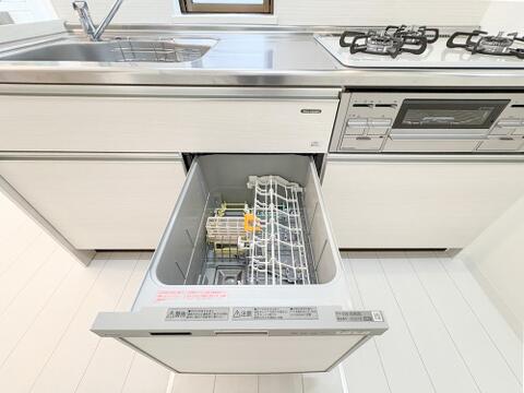 食器洗い乾燥機付きキッチンで、食後の片付けがグッとラクになります。手荒れの軽減にもつながり、毎日の家事効率を大幅に上げてくれるうれしい設備のひとつです。