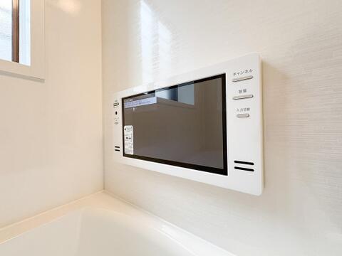 浴室テレビ付きで、湯船に浸かりながら映像コンテンツが楽しめます。毎日のバスタイムが充実したくつろぎの時間になり、一日の疲れがゆっくりほぐれていきます。