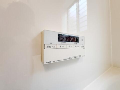 追い炊き機能付きのお風呂で、家族の入浴時間が異なってもいつでも温かいお湯に入れます。冷めたお湯を温め直せるため、毎日のバスタイムが快適で、家族全員がリラックスできる住まいです。