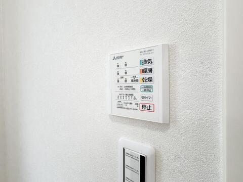 浴室乾燥機能付きのバスルームは、雨の日の洗濯物乾燥にも大変重宝します。清潔感ある空間をいつでも保ちやすく、毎日の入浴をより一層快適に楽しめる設備です。